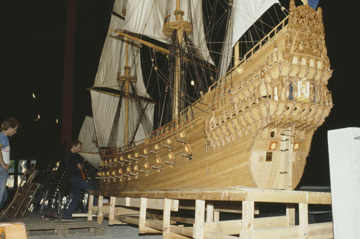 Modellen av Vasa i skala 1:10 justeras på plats i Vasamuseet. T v i bild modellbyggarna Stefan Bruhn och Göran Forss.
