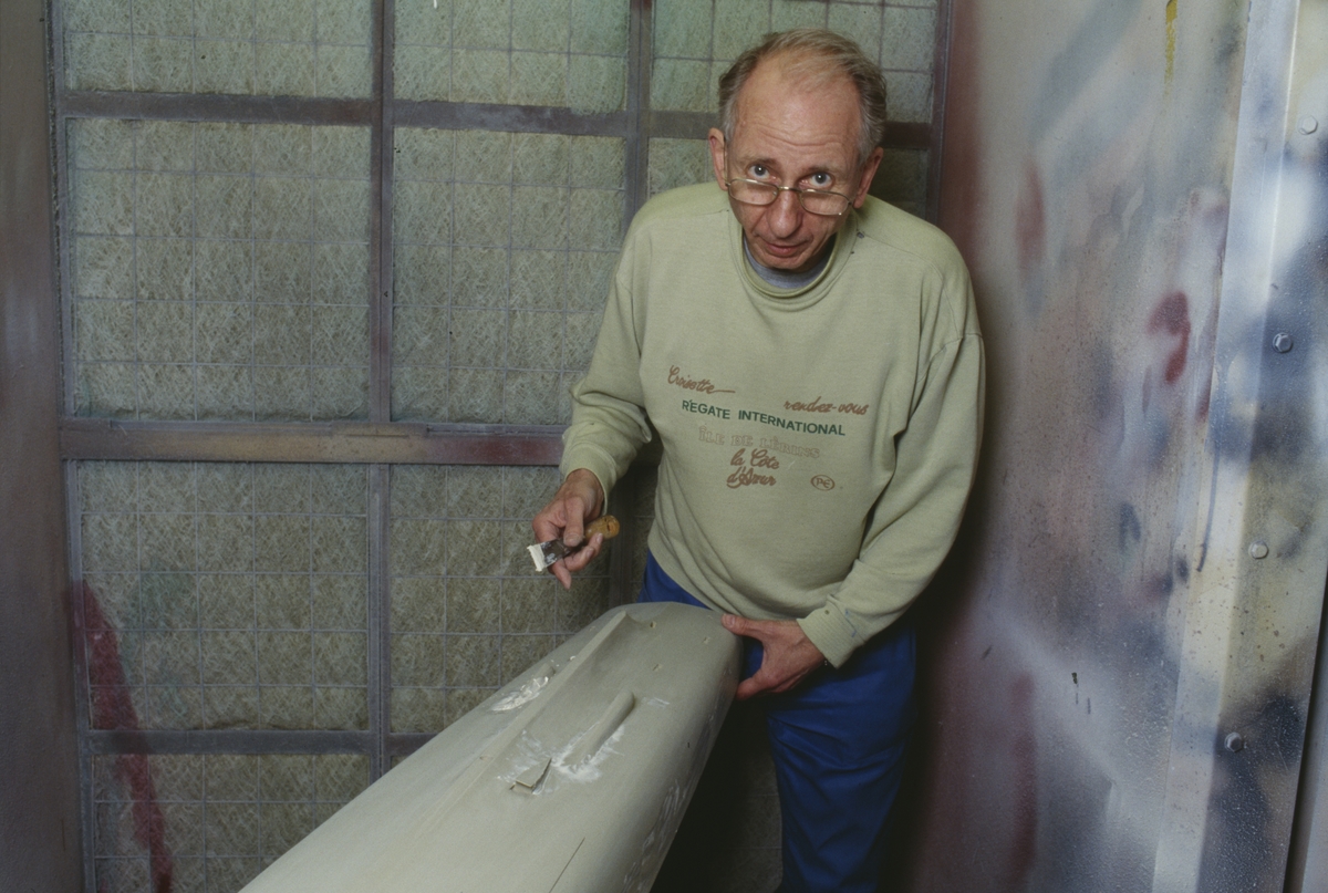 Göran Forss i arbete med skrovet till sin modell av jagaren HALLAND.