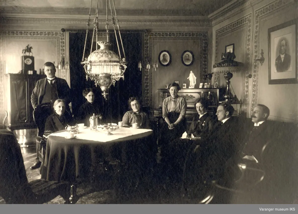 Andrea Esbensen med 6 av sine barn i stuen til Esbensengården i Vadsø sentrum. Ca 1890-1900