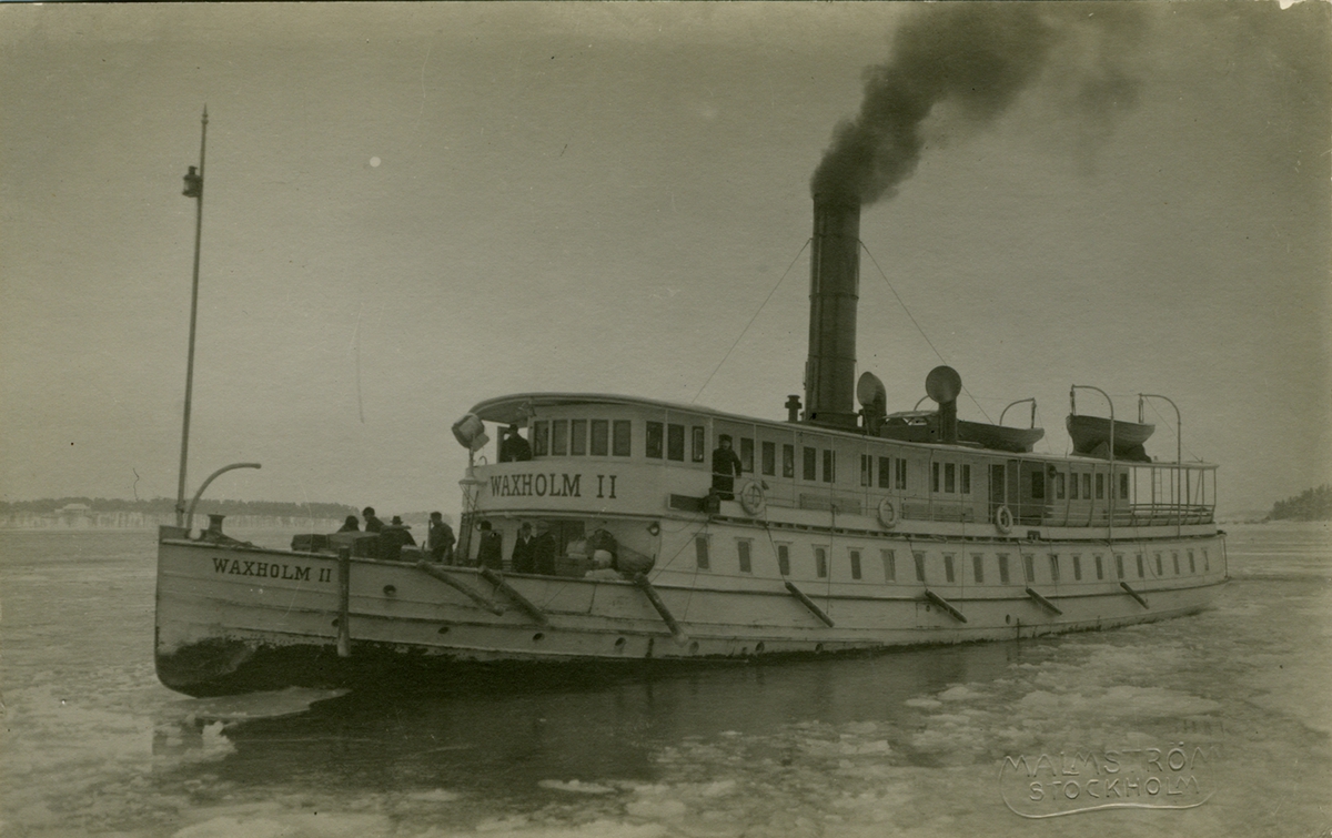 Skärgårdsbåten WAXHOLM II med passagerare.