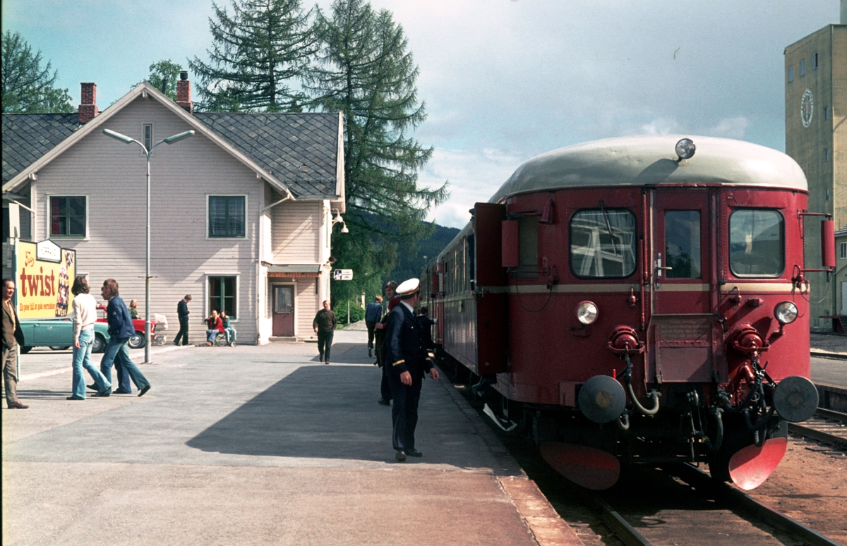 Persontog 377 har ankommet sin endestasjon, Koppang. Motorvognsett type 86.