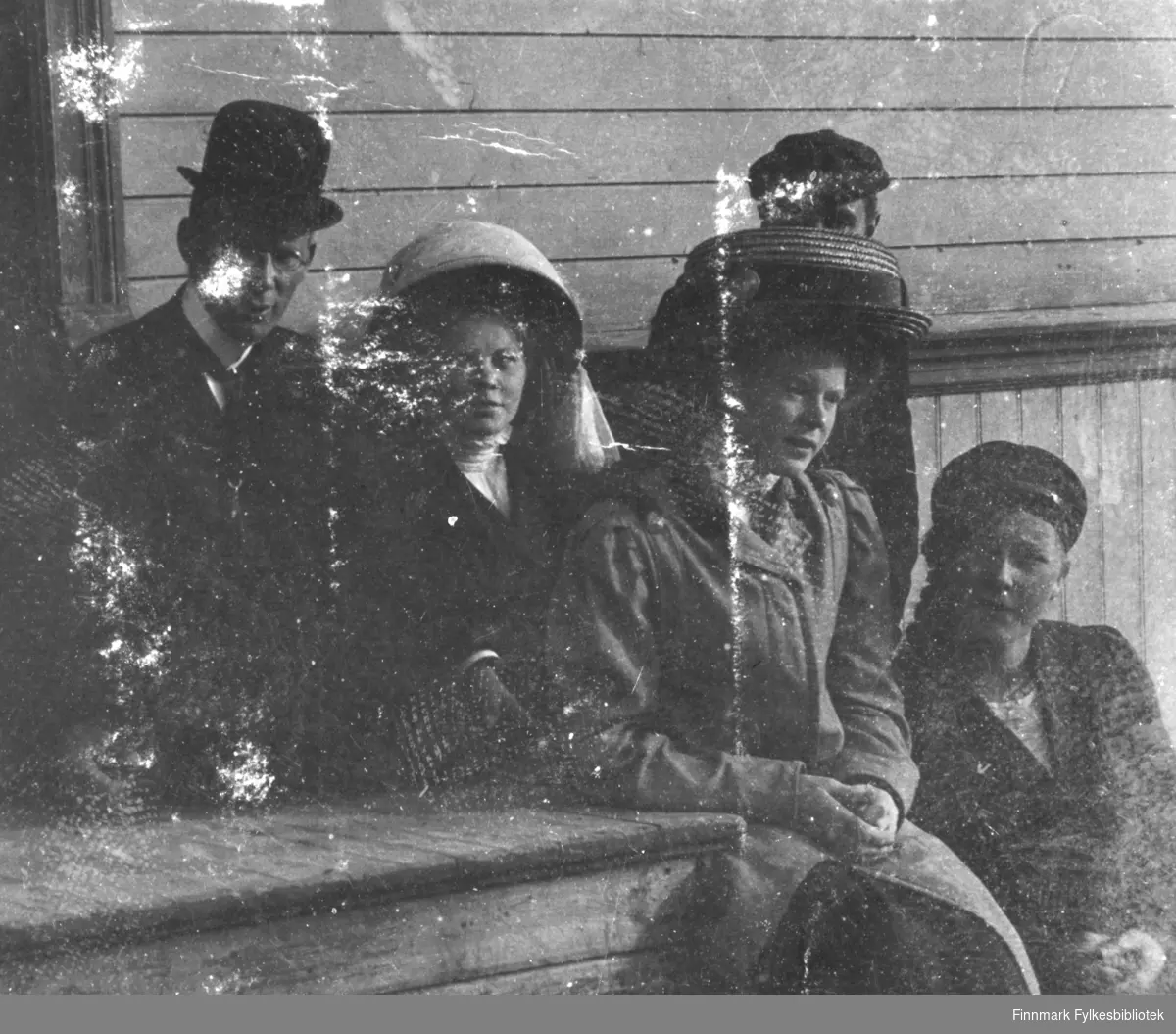 Utenfor Almestadgården i Vadsø 1911. Tre unge kvinner foran på bildet, fra venstre: Eldrid Øverdahl, Ruth Møller og Hildur Norvik. To unge menn i bakgrunnen. Vi vet ikke hvem de er
