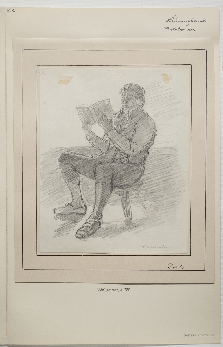 Teckning av en man på en pall med en bok. Hälsingland. Mannen bär en kort tröja, svartkoften, knäbyxor och på huvudet en mössa.