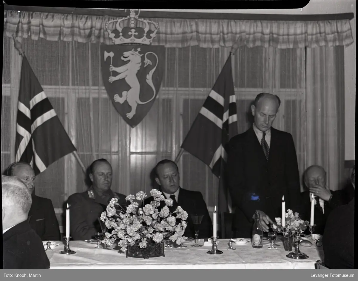 Kongelig besøk, statsminister Einar Gerhardsen holder tale.