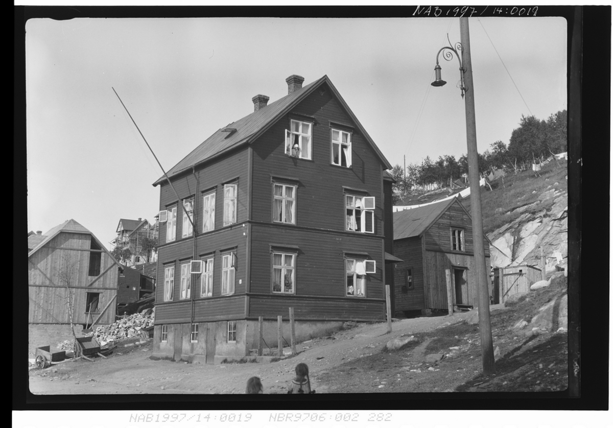 Nærmerst: Vognmann Arnt Ramstads våningshus og uthus i Håreks gate  30, dernest Håreks gate 32? under oppføring. I bakgrunnen ytterliger et hus under bygging. Uthus.
