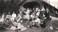 Gjester ved Marka Pensjonat koser seg ved pensjonatets hytte