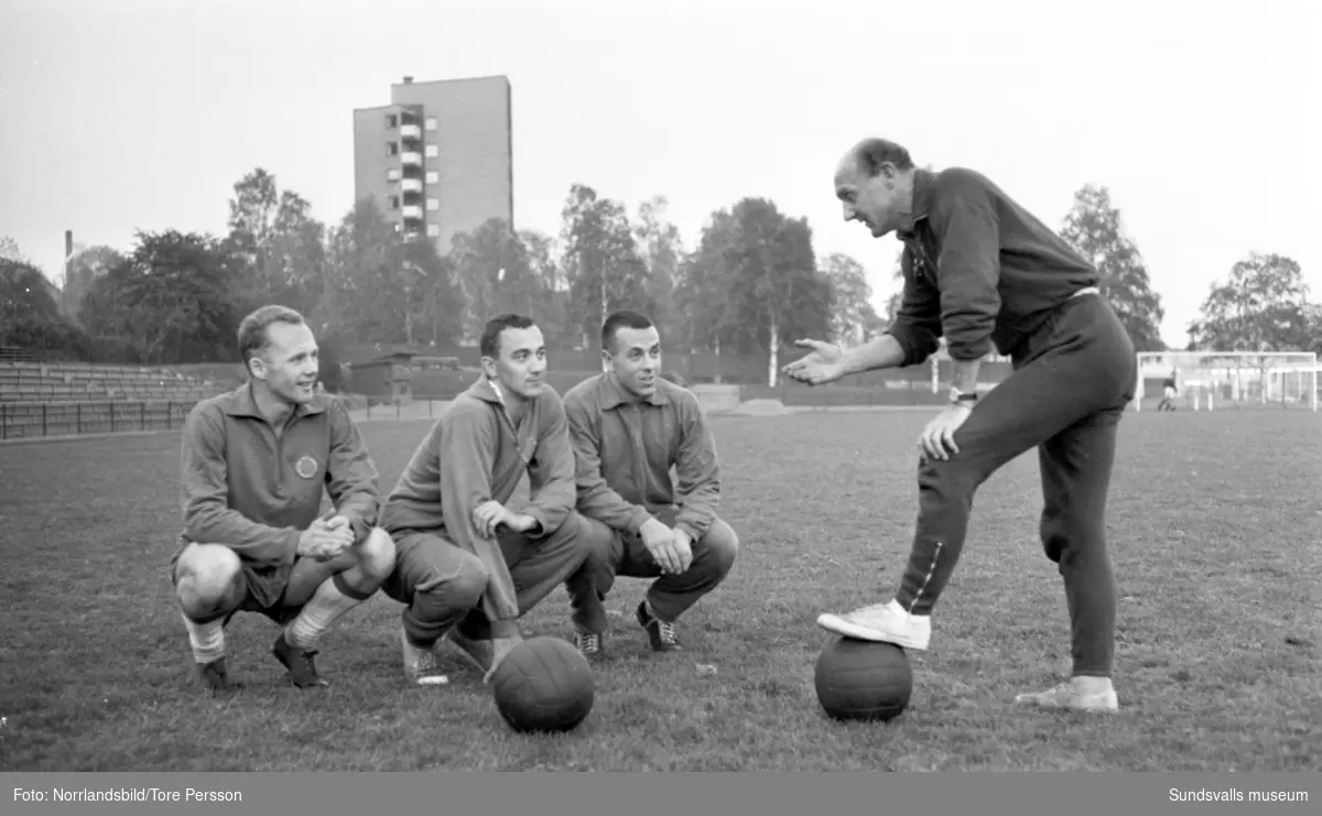 Fotboll, GIF Sundsvall har träning i Idrottsparken. Fotograferat för  Expressen. - Sundsvalls museum / DigitaltMuseum