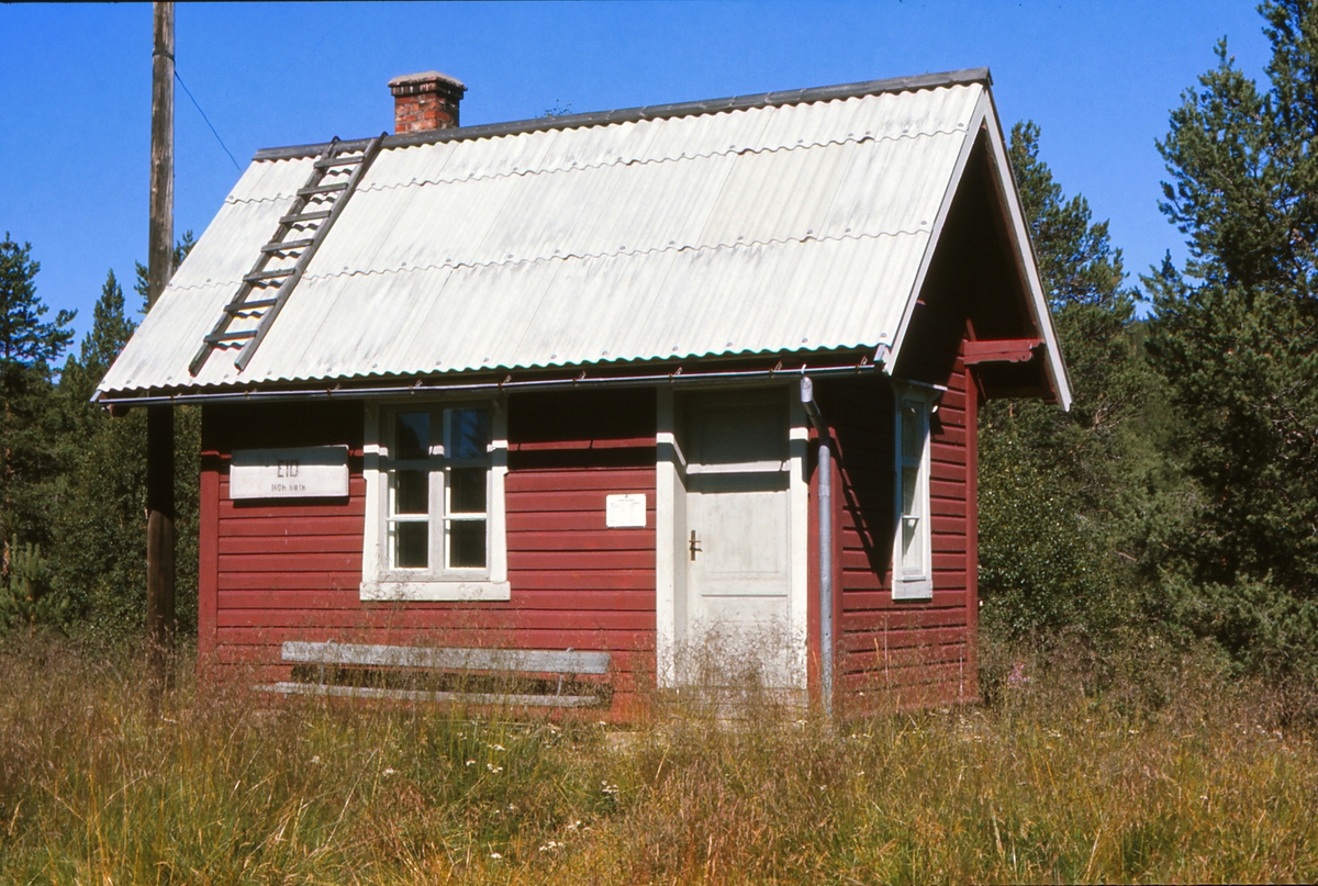 Bygningen på Eid holdeplass, tidligere stoppested. Sør for Tolga i Østerdalen.