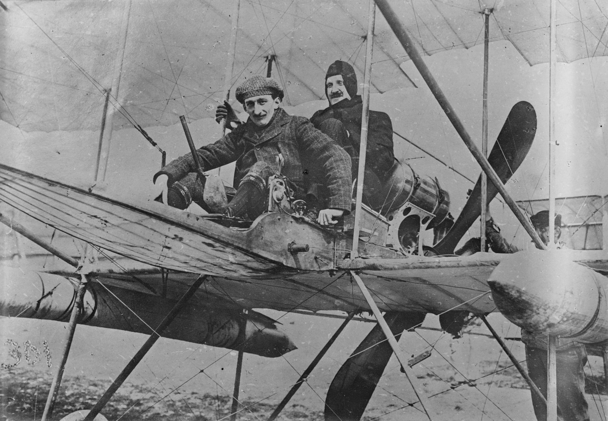Henrik Hamilton i baksitsen på ett flygplan av Farman-typ under utbildning i Frankrike 1911. Flygförare Georges Legagneux i framsits.