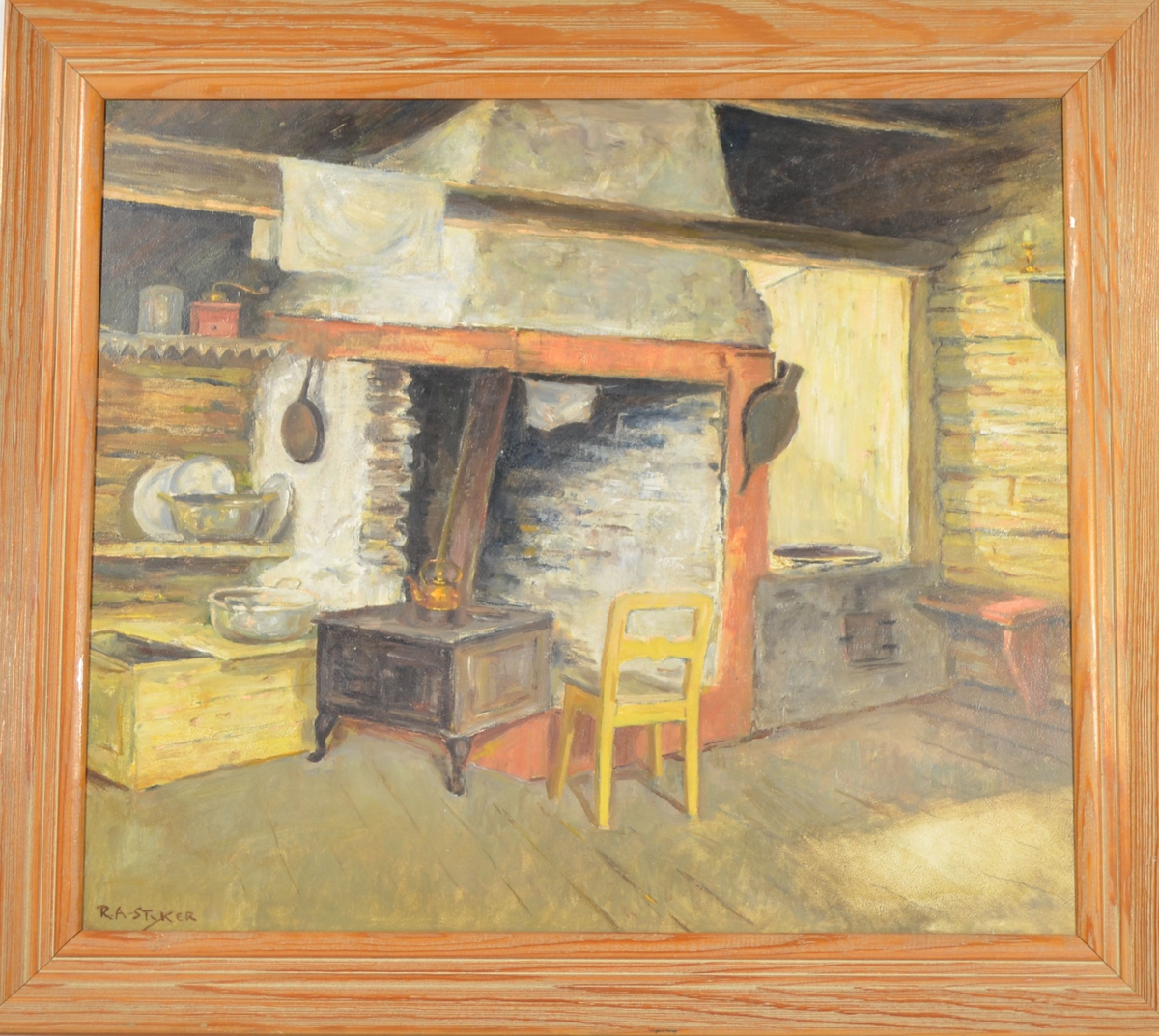 Motivet viser et interiør fra et kjøkken/stuekjøkken. I senter er en åpen peis, med en vedkomfyr stående foran. Til høyre for denne står en gul stol, og til venstre er en vedkiste med diverse kjørler og matstell på.
