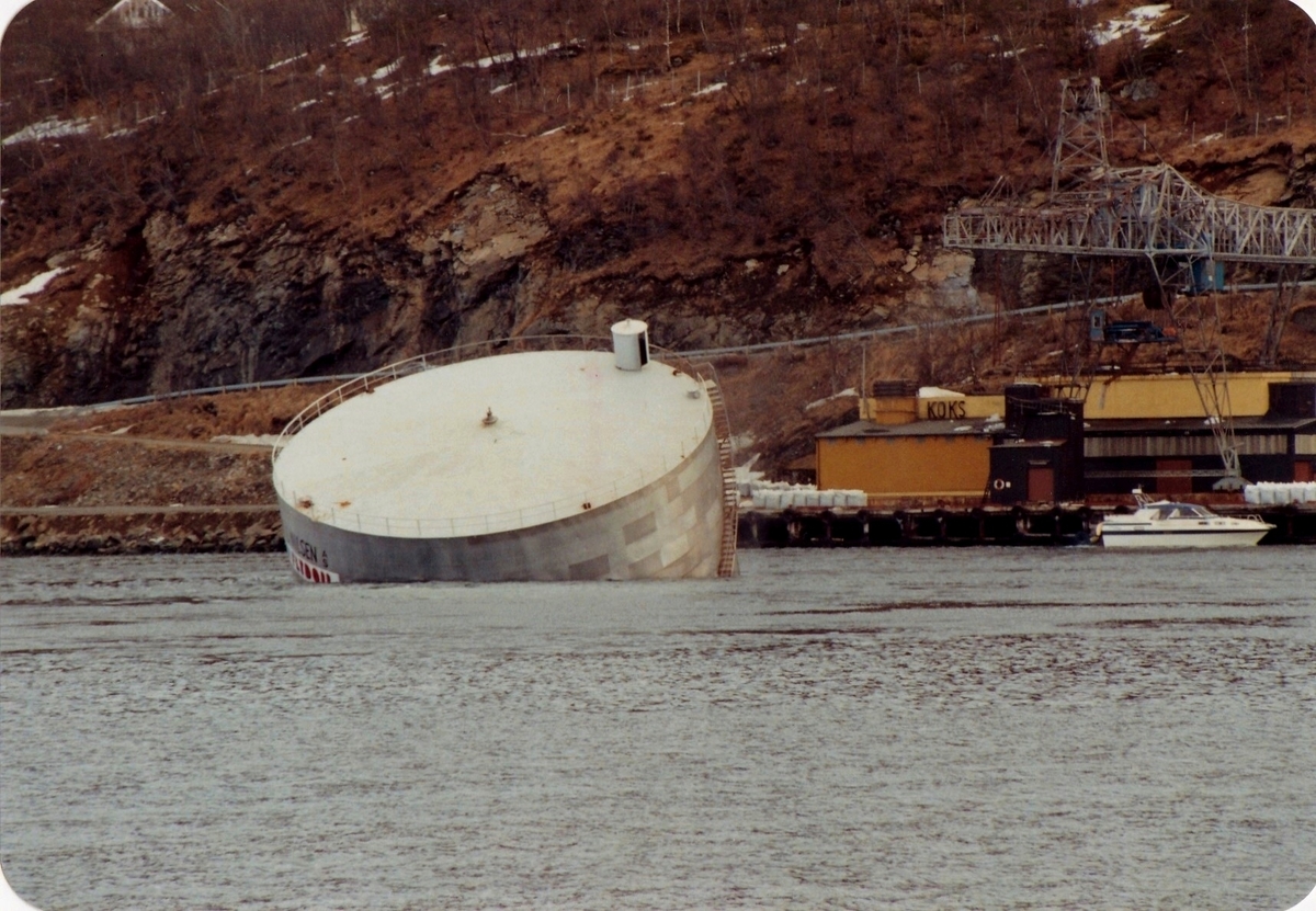 Bertheus J. Nilsens gamle bunkerstank på Gangsås, fotografert i det den slepes til havs for å bli senket i 1988.