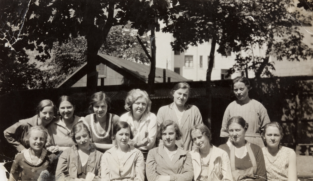 Gruppebilde av unge kvinner, tatt utendørs på Kunst- og Håndverksskolen i Oslo, rundt 1930.