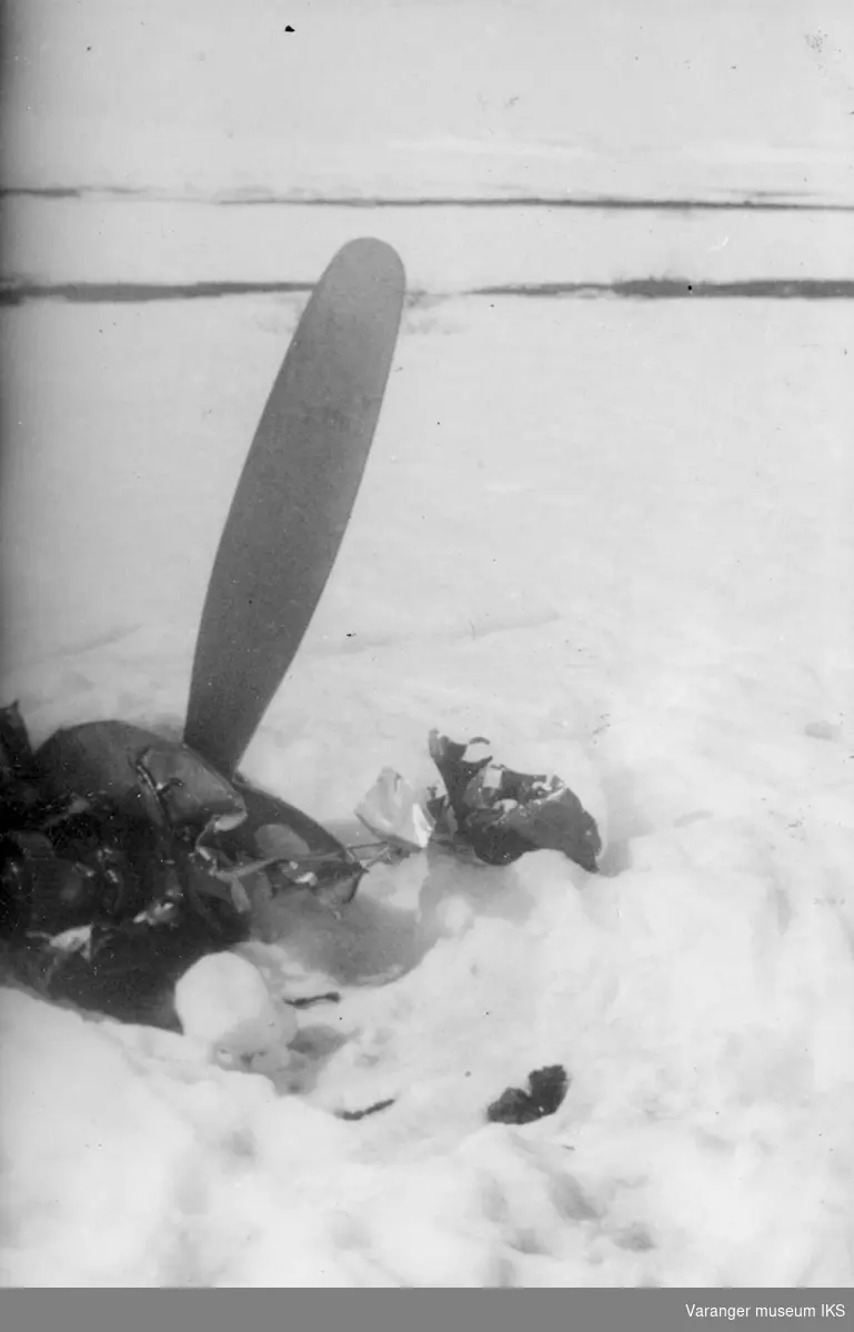 Motordel tilhørende den russiske jagerbomberen som ble skutt ned utenfor Vadsø 10. mai 1944.