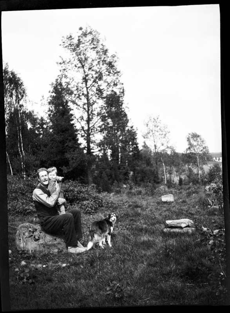 Olof Jonsson, Hjärtum 1882-11-15, med sonen Sven, Hjärtum 1915-05-14 i famnen, i bakgrunden skymtar Öresjö