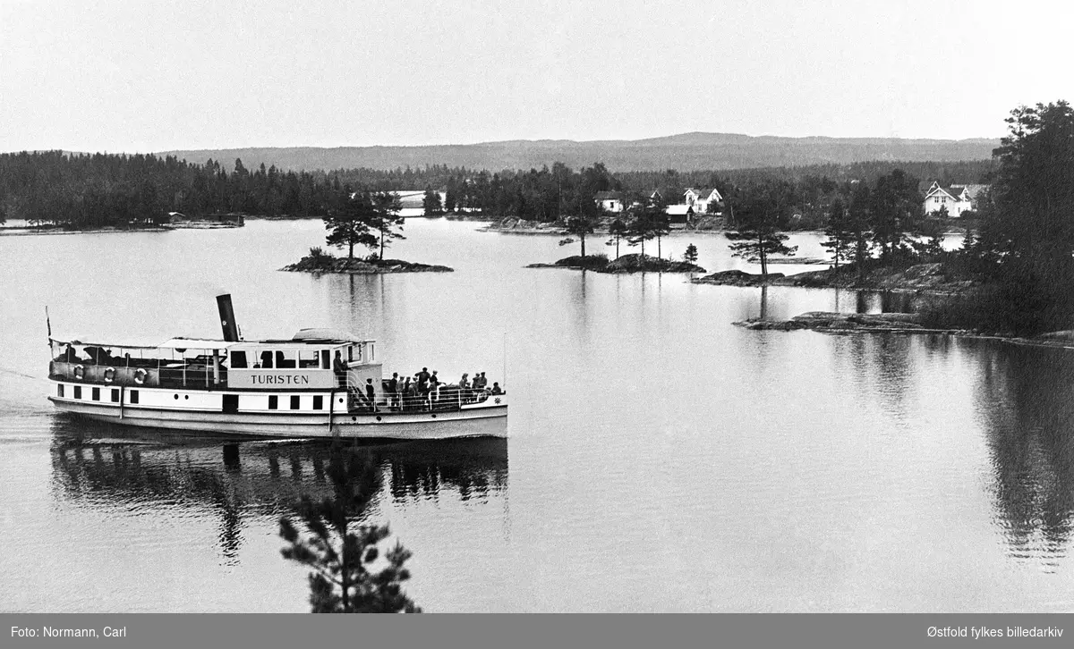 Båten D/S Turisten på Rødenessjøen like ved Ørje sluser., fotografert etter 1926. Postkort.
