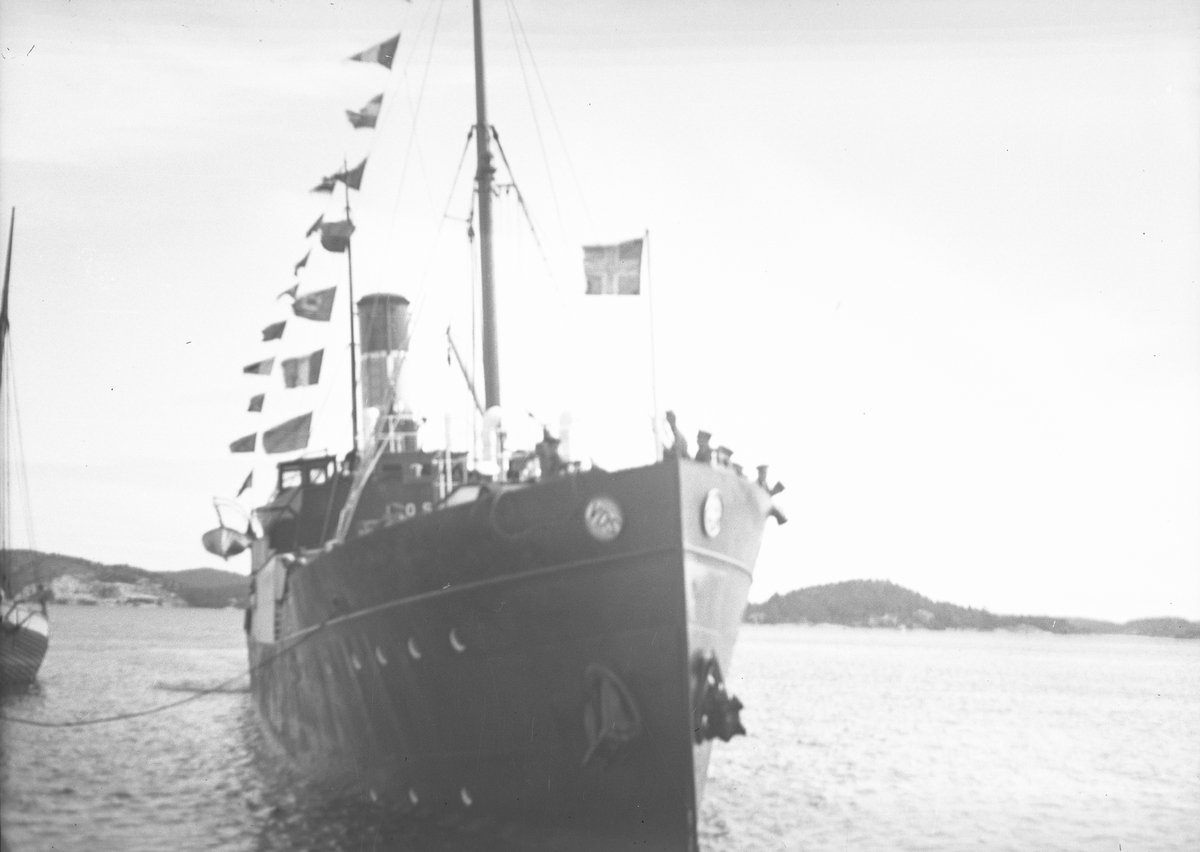 Båt legger til ved dampskipskaia i Kragerø