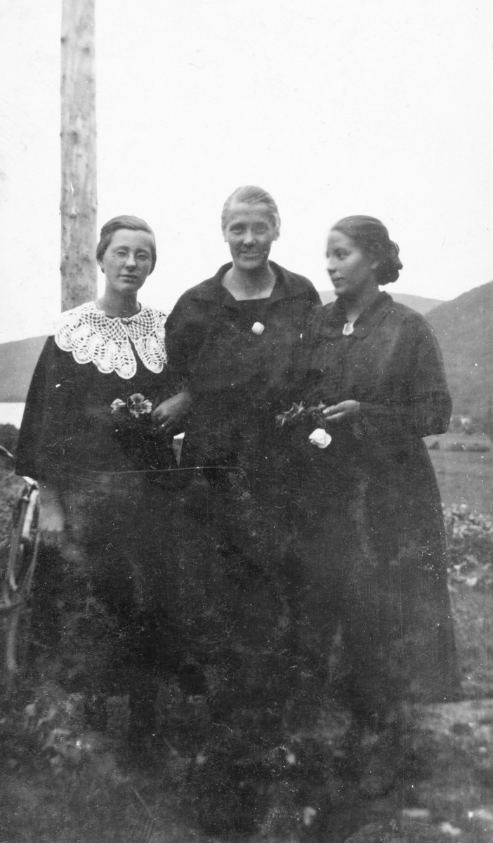 Tre kvinner, fotografert utendørs i Kaltdalen.