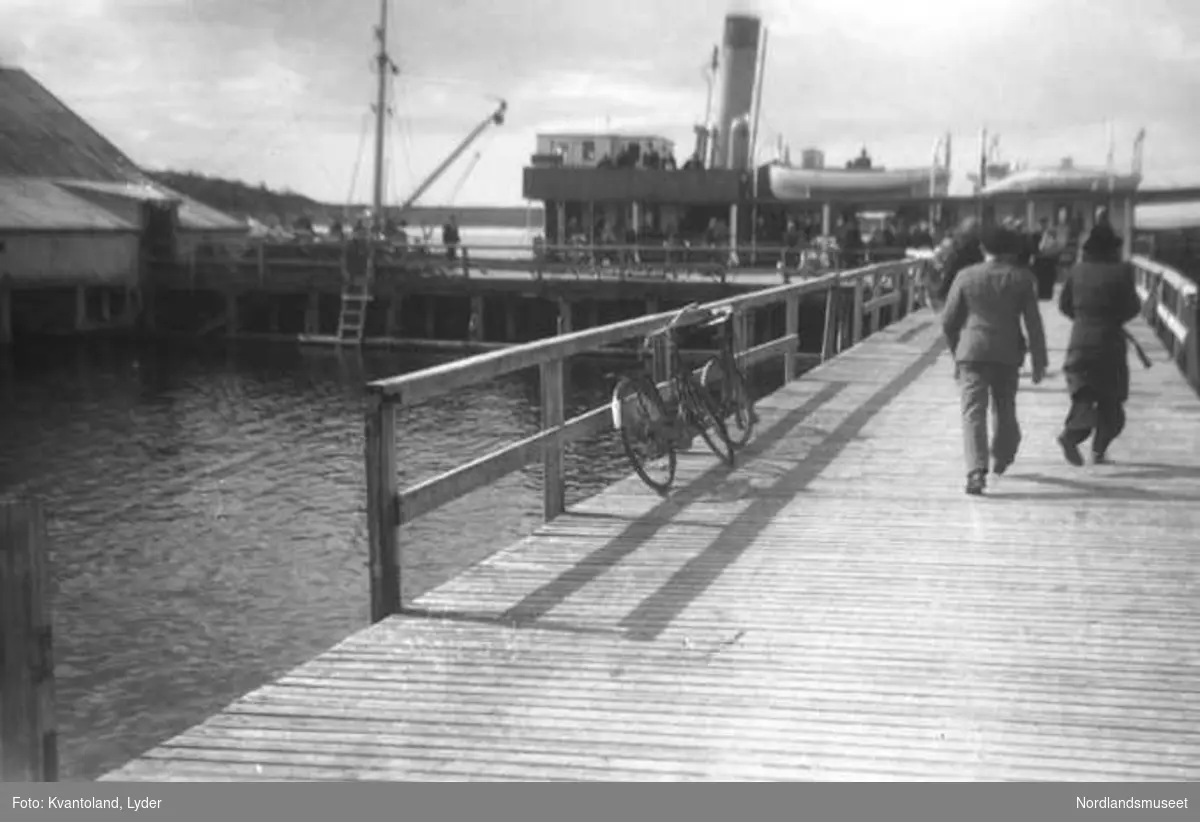 Kvantolands protokoll: "Steigen" ved kai i Kjerringøy. 
Ekstern kommentar: "STEIGEN tilhørte pr.1945 AS Saltens Dampskibsselskab, Bodø og ble benyttet i lokalrutefart i Salten og Ofoten." 