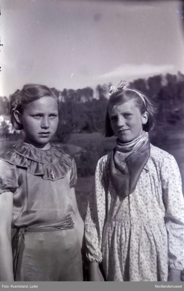 Kvantolands protokoll: To jenter ved Arntine Grovassbakk, Sagfjordbotn