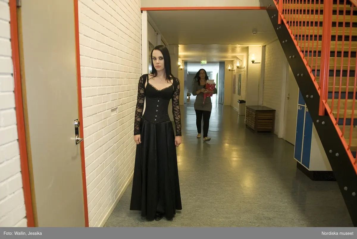 Dokumentation av ungdomsmode i Täby enskilda gymnasium hösten 2009. Elin Lorien Björkenholt klädd i svart klänning med rosett och ärmar i spets.