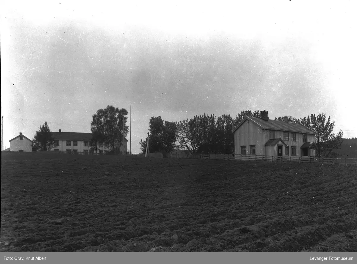 To gårder på Bangsund.