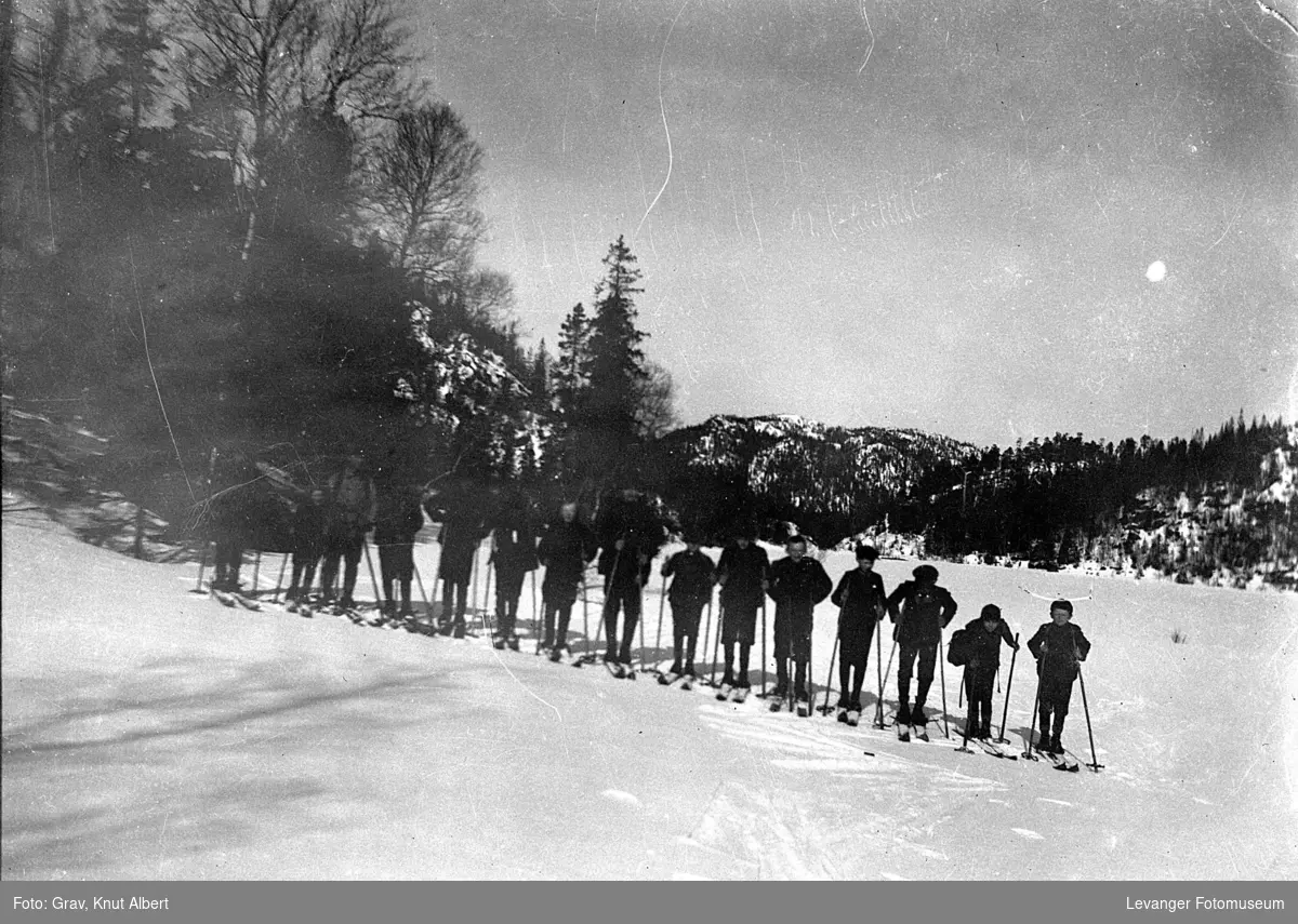 En flokk med gutter, trolig speidere på ski.