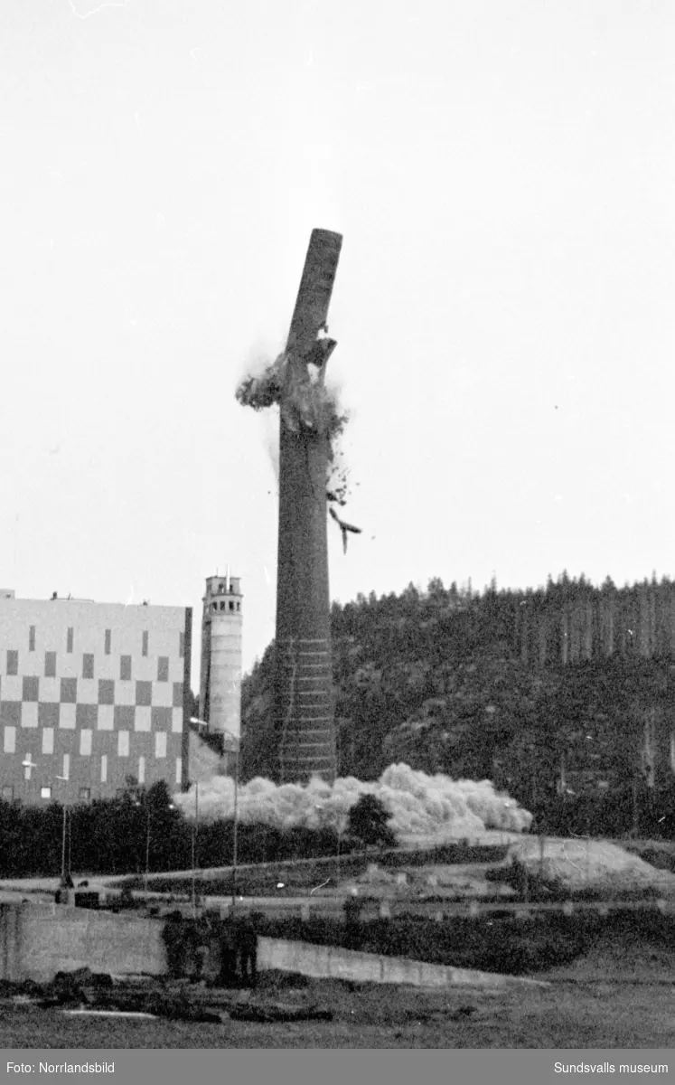 Rivning av skorstenen i Svartvik.