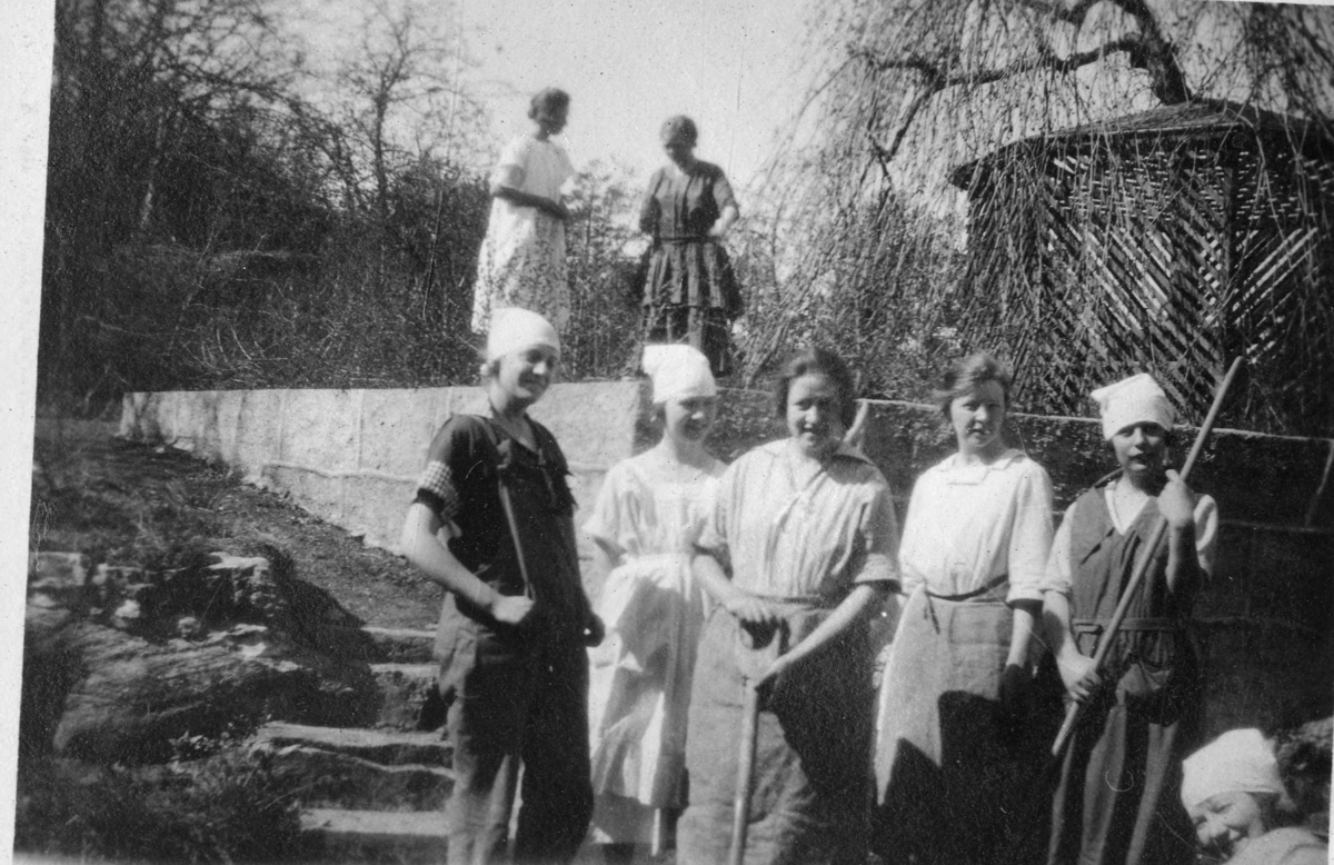 Bergland husmorskole våren  1922. trolig Meta Biørn i bakgrunnen.