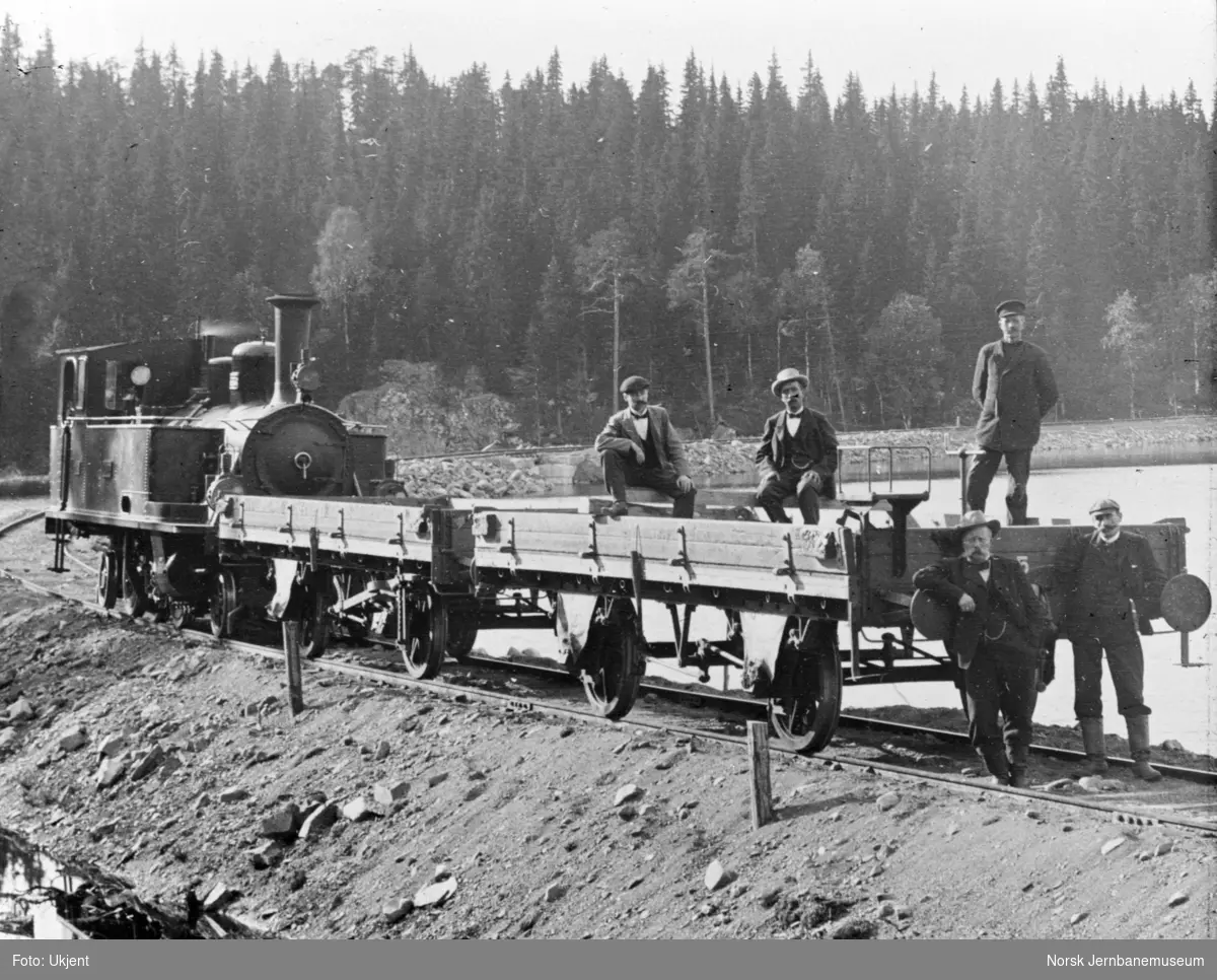 Damplokomotiv nr. 2 "Land" med grusvogner ved Trevatn under anlegget