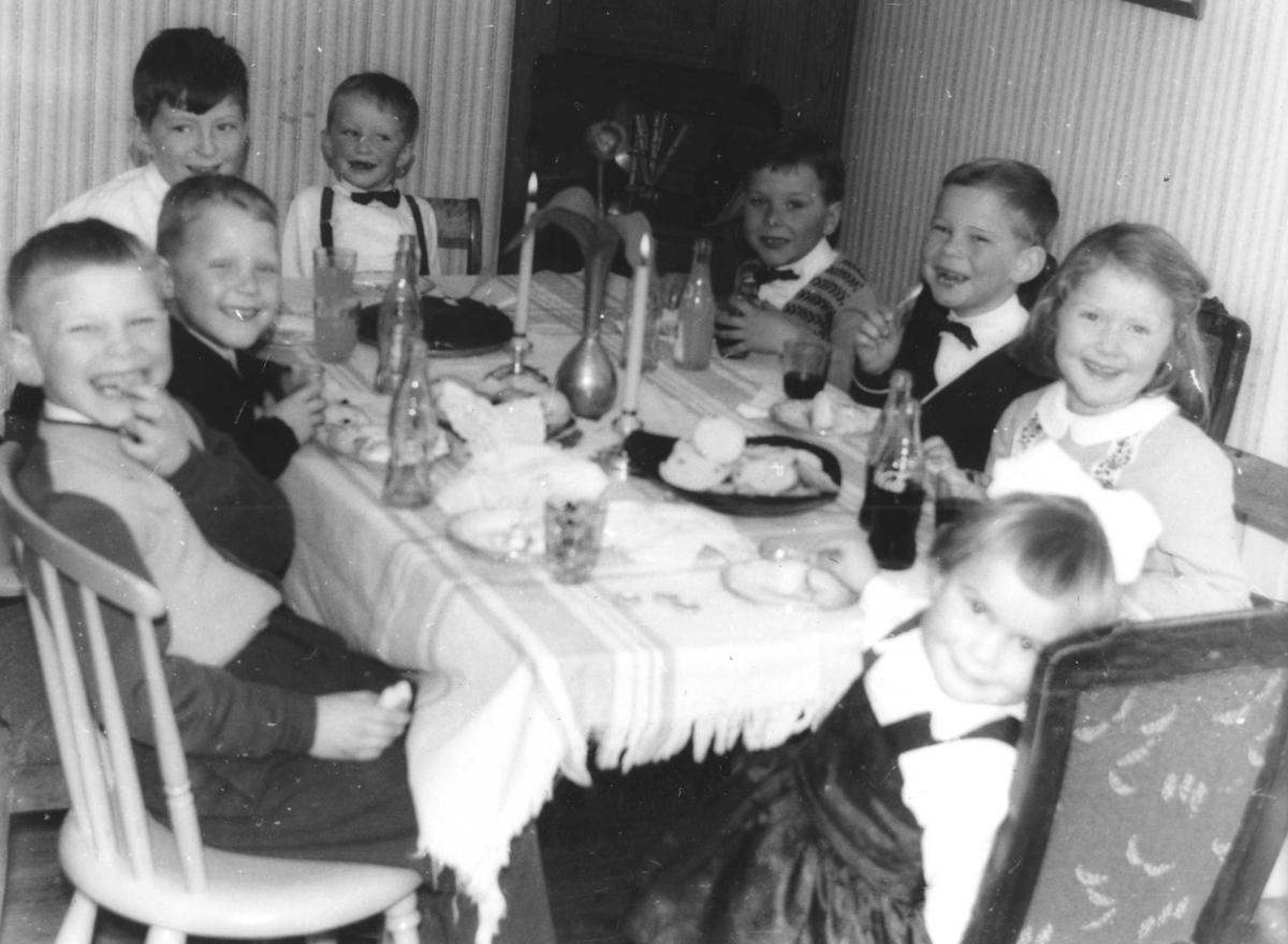 Glade barn feirer bursdag , ca. 1950. Brus, småkaker og en Mylius blomstervase på bordet.