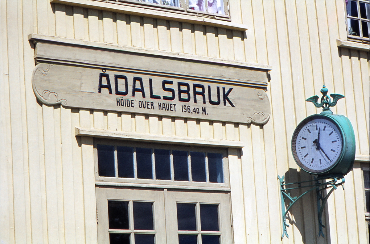 Stasjonsskilt og klokke, Ådalsbruk stasjon.