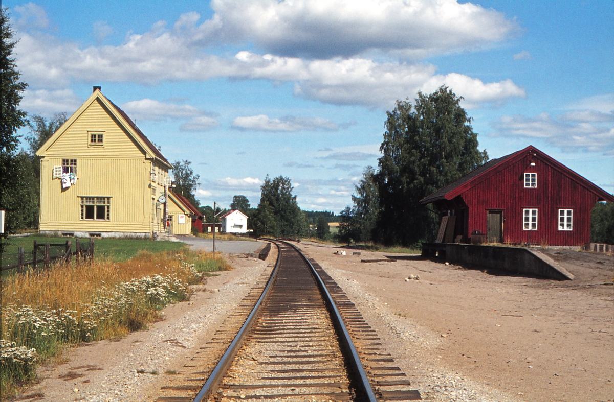 Ådalsbruk holdeplass, tidligere stasjon. Stasjonsbygning og godshus med rampe.
