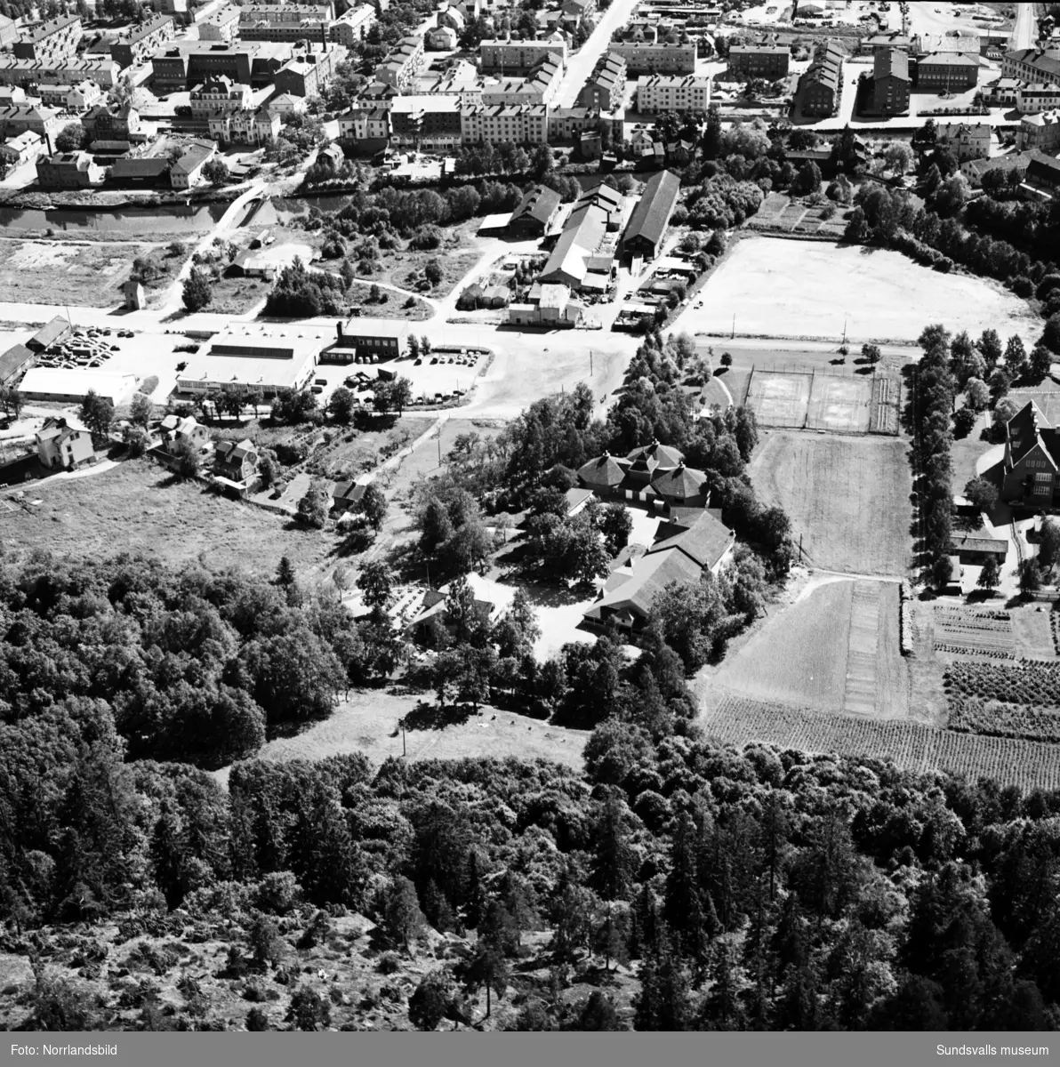 Flygfoto över Västermalm och Selångersån, taget norrifrån med Folkets park centralt i bilden.