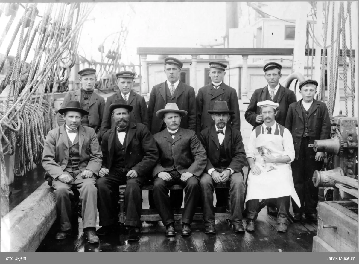 Mannskap på barken Carmel rundt 1906