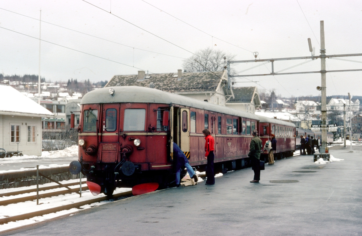 Persontog 1081 Kongsvinger - Elverum med motorvognsett type 86 på Kongsvinger stasjon. Styrevogn BDFS 86 65.