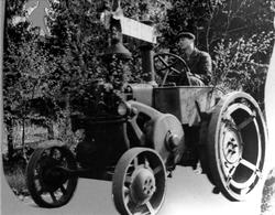 Simon Usland med "Lanz" traktor 1941 modell
