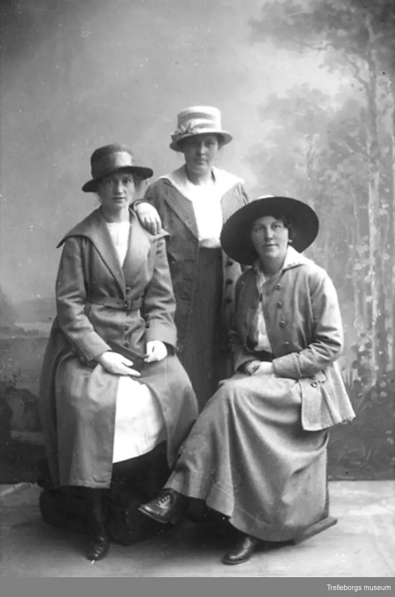 Tre kvinnor i hatt.