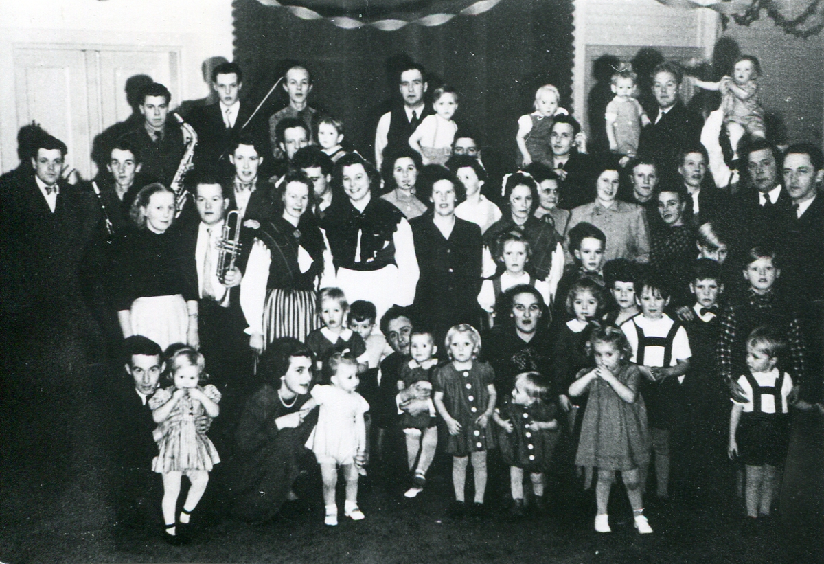 Underbefälföreningens julfest på 1940-talet.

Längst bak på bilden står Ture Relengren med barn i famnen.

Längst ut i högerkanten ser man KA Johansson.