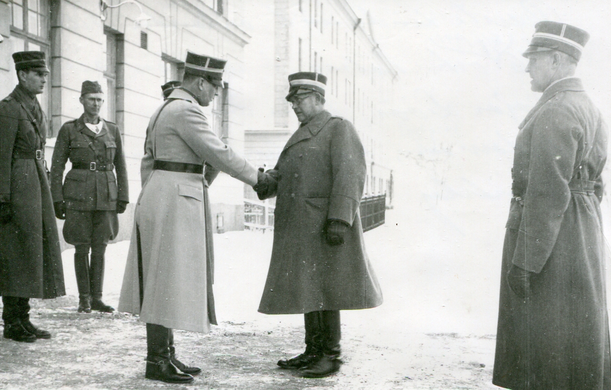 Överste Lindquist anländer till I 16 16/1 1941 och hälsas i vakten major Döös, kapten Husberg, Löjtnant von Sydov, löjtnant Lindblad och Löjtnant Lundskog.