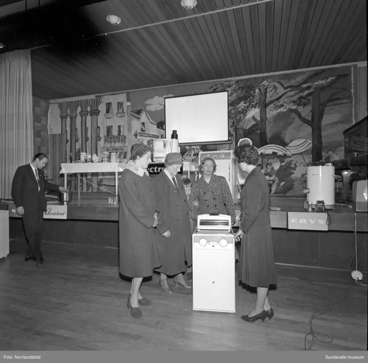 Elektrolux har utställning av hushållsmaskiner i Skönsbergs Folkets hus.
