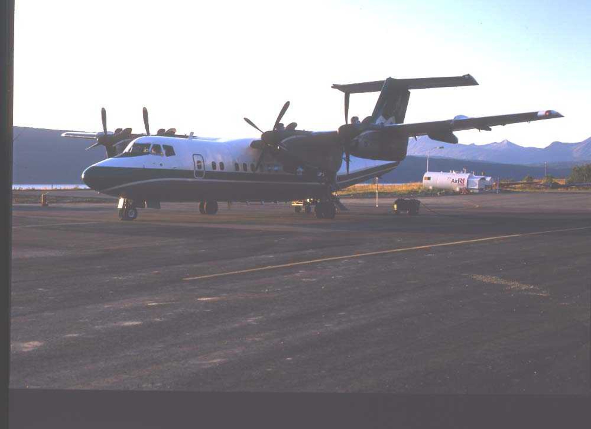 Lufthavn/flyplass. Narvik. Ett fly, LN-WFK, DHC-7-102/ Dash7, fra Widerøe. 
