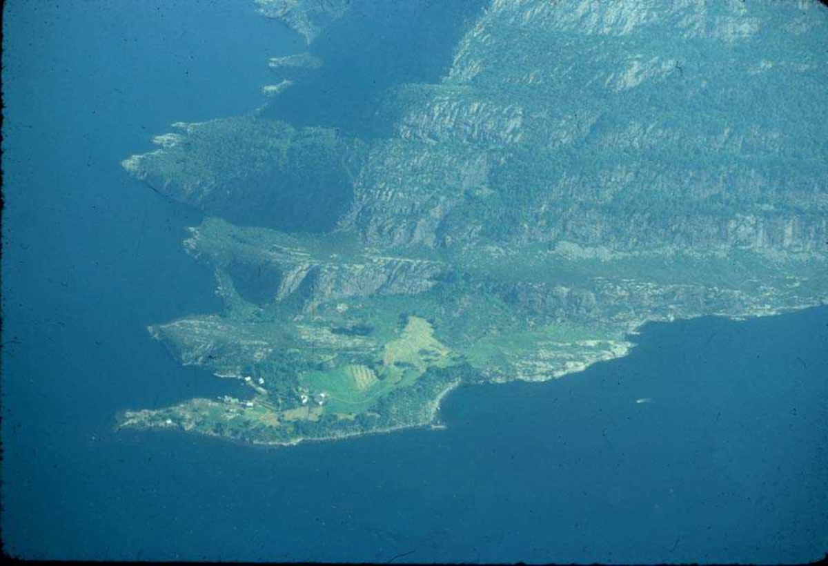 Luftfoto. Ei bygd mellom fjord og fjell. Ett sted på Vestlandet.