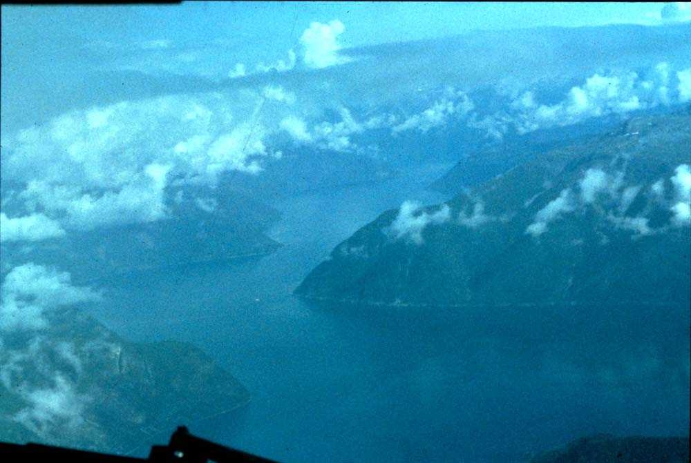 Luftfoto. Fjell og fjorder. Ett sted på Vestlandet.