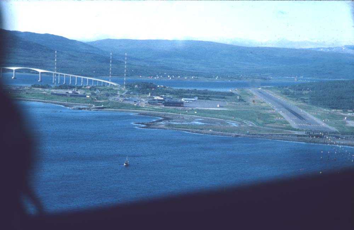 Luftfoto. Tromsø. Ett fly, DHC-6-300 Twin Otter fra Widerøe, klar for landing Tromsøs lufthavn Langnes, Runway 01. Kvaløysund bro ses i bakgrunnen.






































































































































































































































































































































































































































































































































































