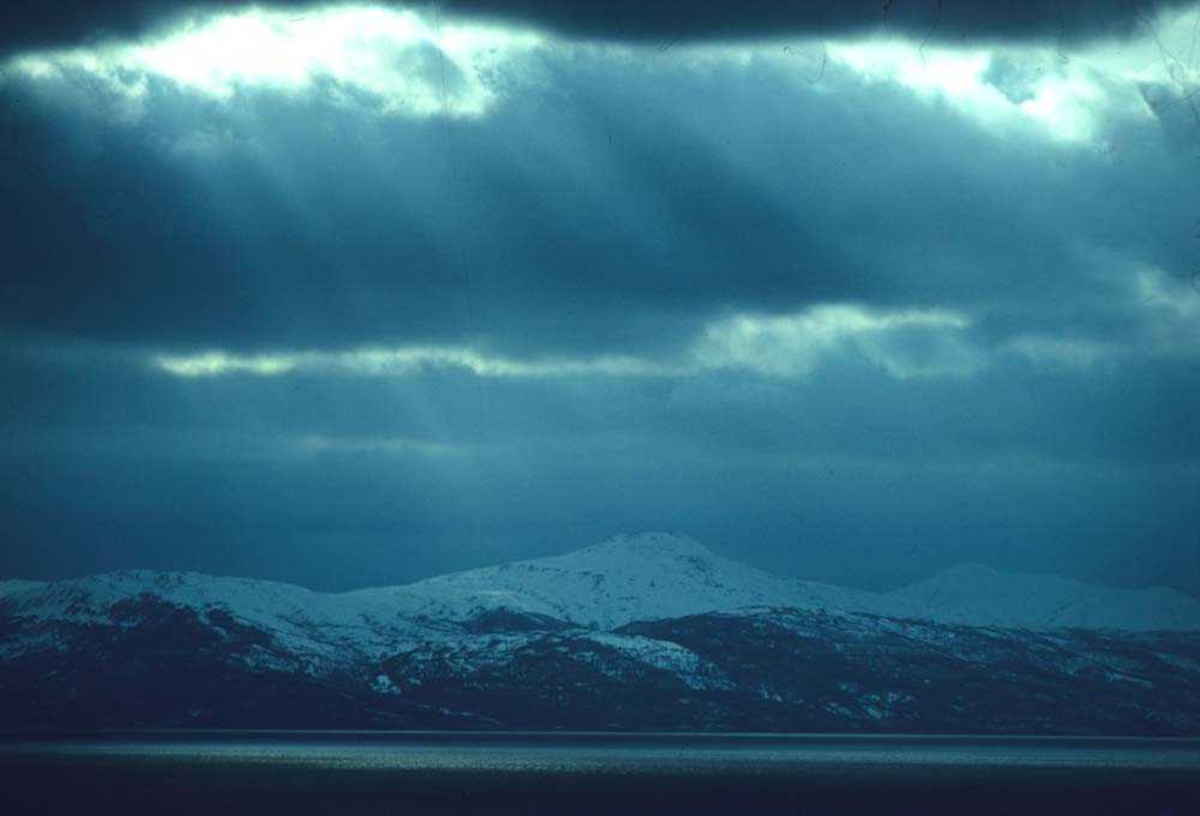 Landskap. Tunge skyer over en fjord og snødekkete fjell, et sted i Troms.







































































































































































































































































































