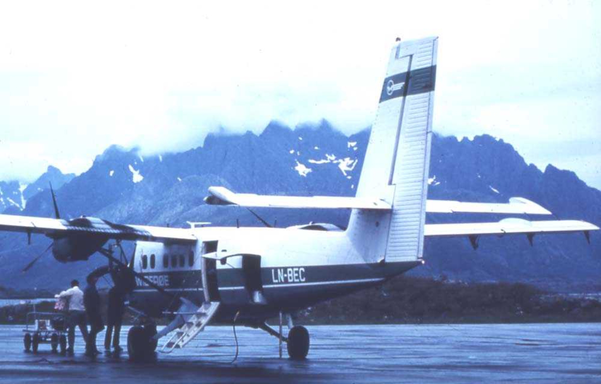 Lufthavn/flyplass. Svolvær/Helle. Et fly, LN-BEC, DHC-6-300 Twin Otter fra Widerøe lastes/losses under bakkestoppen.
