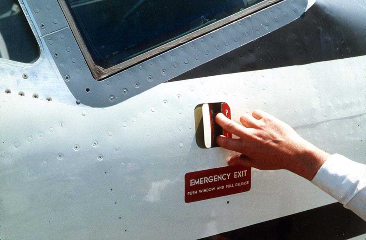 Detaljbilde. Håndtak for å åpne en nødutgang, på utsidan av cockpitvinduet på ett fly, Boeing 737.