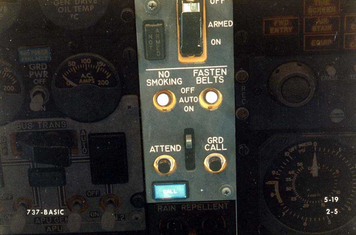 Detaljbilde av noen brytere i cockpiten på ett fly, Boeing 737-200.