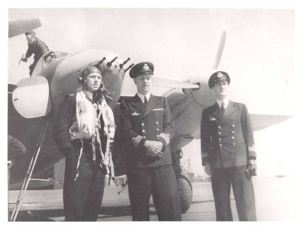 Tre menn foran fly. De Havilland Mosquito F Mk.II