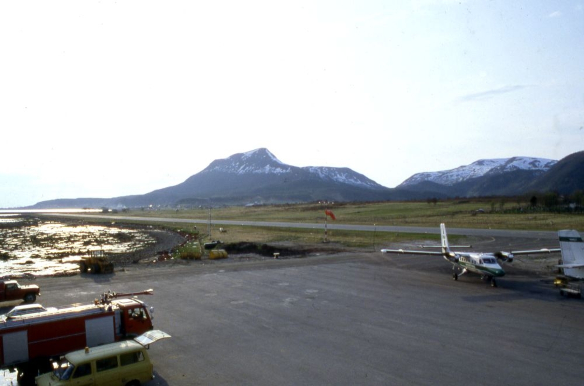 Lufthavn (flyplass). Et fly, LN-BNM DHC-6-300 Twin Otter fra Widerøe og en brannbil i forgrunnen.